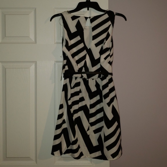 Black and White dress - Picture 4 of 4